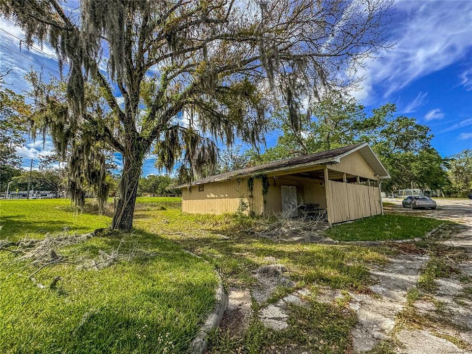 На продажу: $569,000 (2.37 acres)