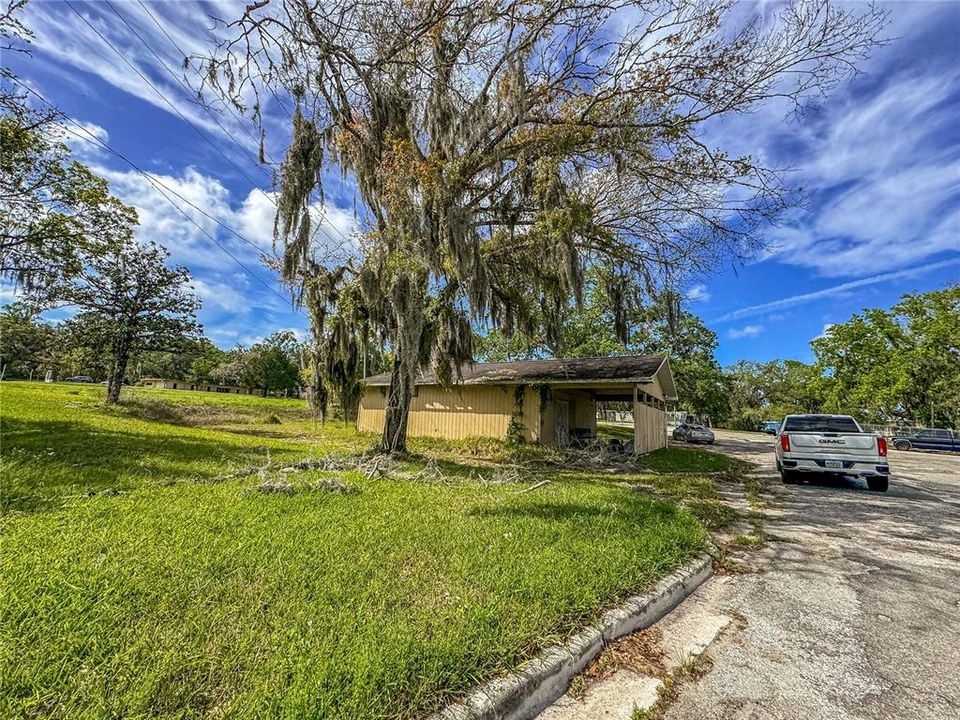 На продажу: $569,000 (2.37 acres)