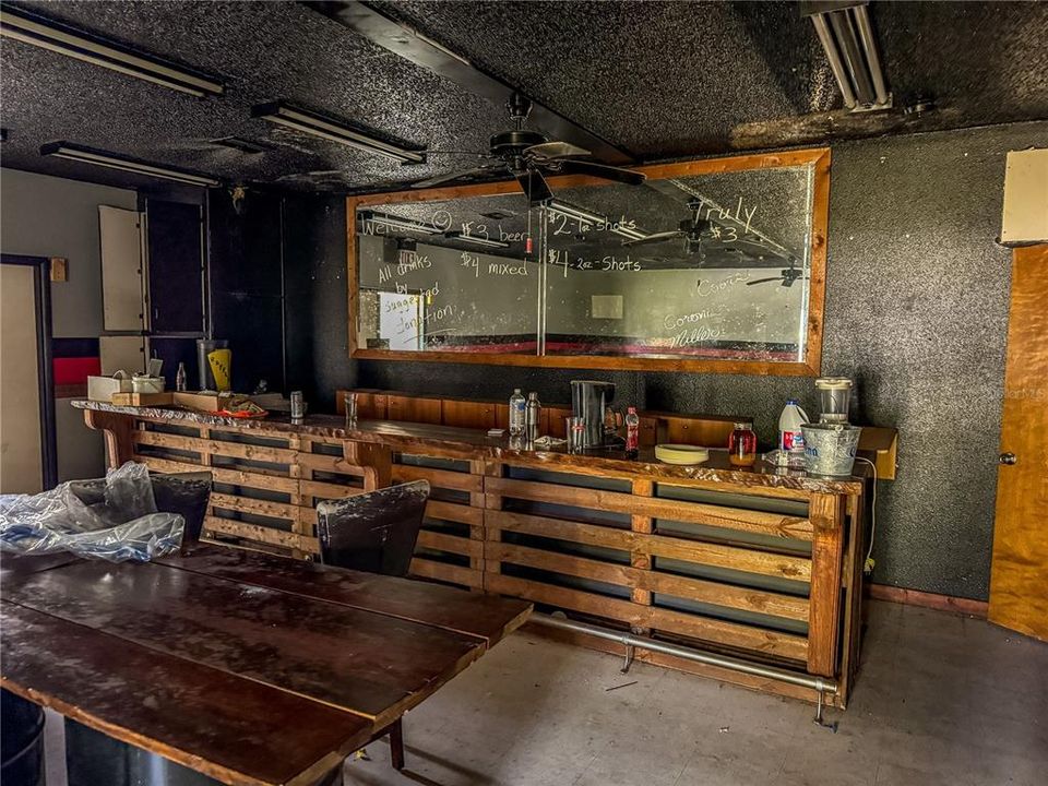 На продажу: $569,000 (2.37 acres)