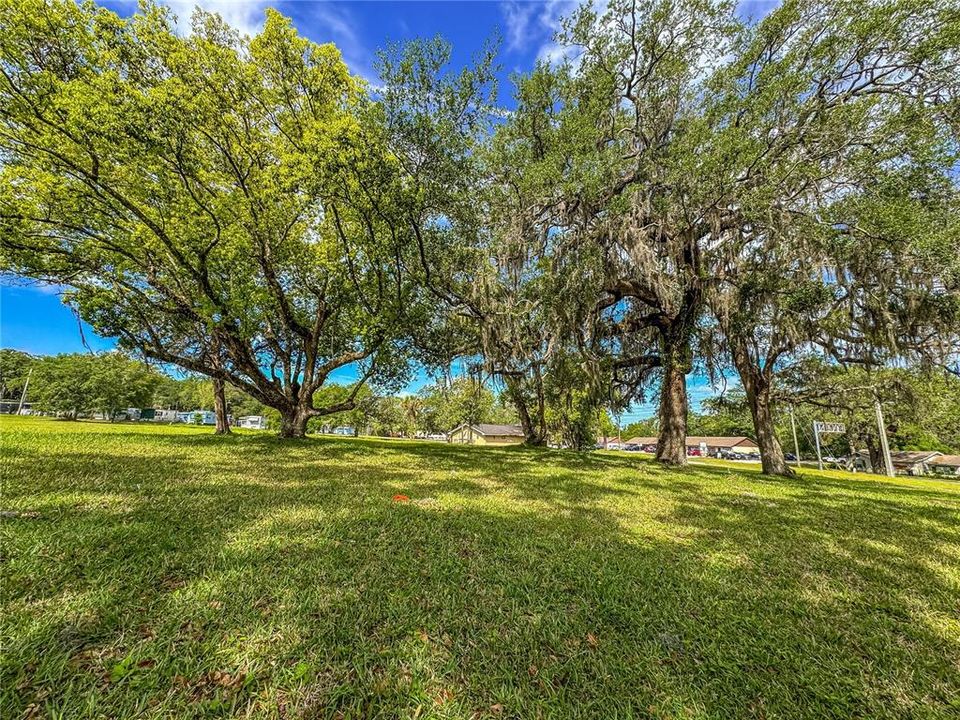 На продажу: $569,000 (2.37 acres)