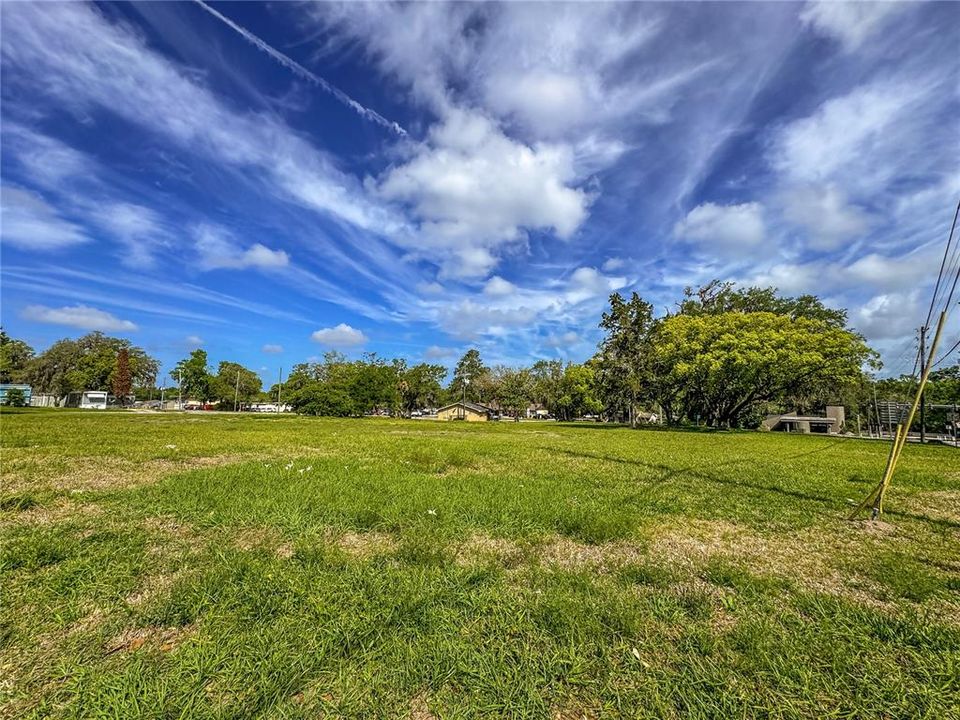 На продажу: $569,000 (2.37 acres)
