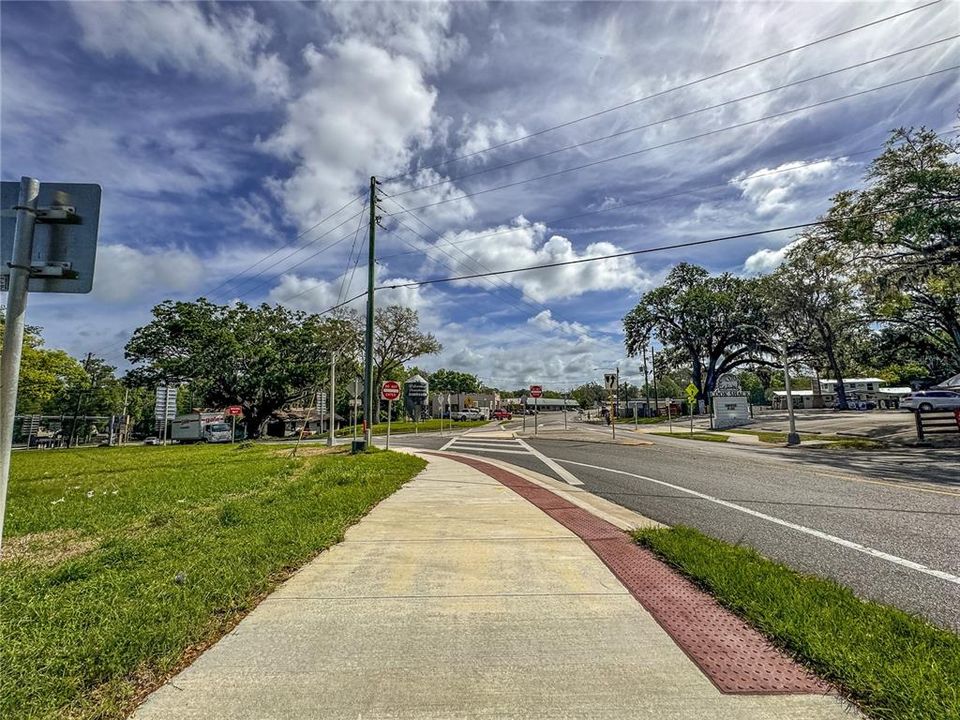 На продажу: $569,000 (2.37 acres)