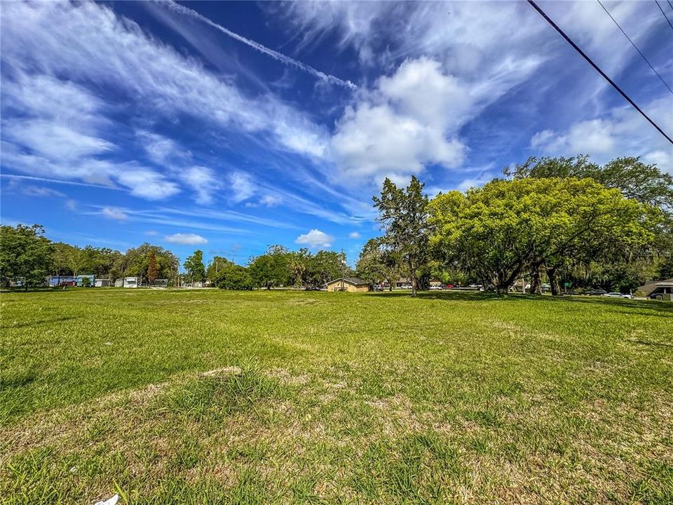 На продажу: $569,000 (2.37 acres)