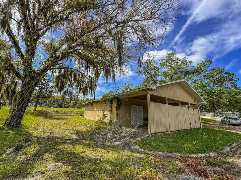 На продажу: $569,000 (2.37 acres)