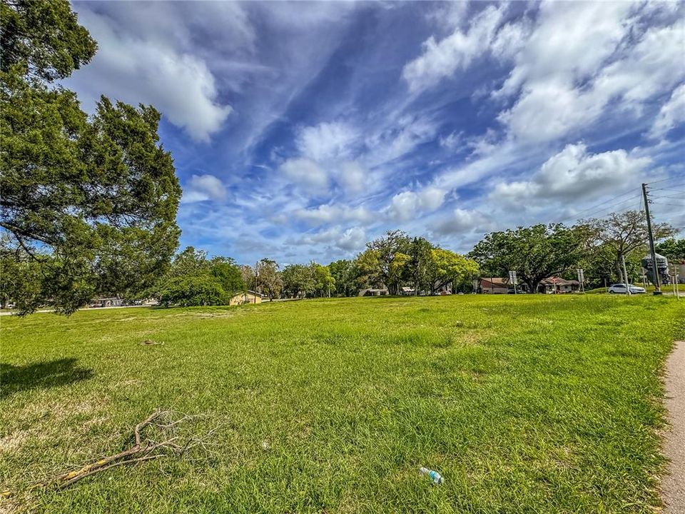 На продажу: $569,000 (2.37 acres)
