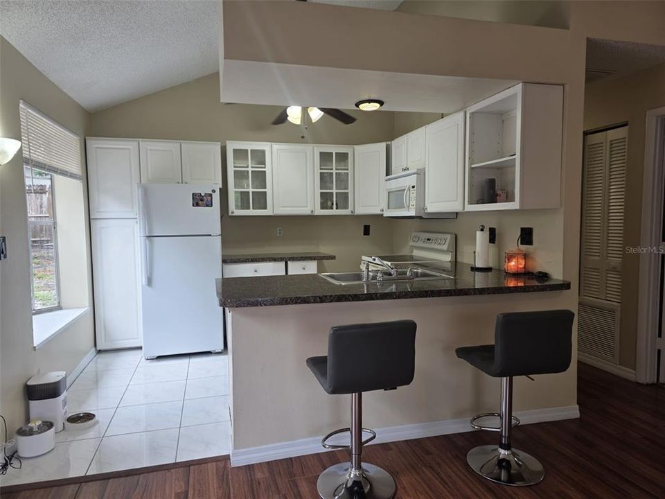 For Rent: $1,800 (2 beds, 1 baths, 1069 Square Feet)