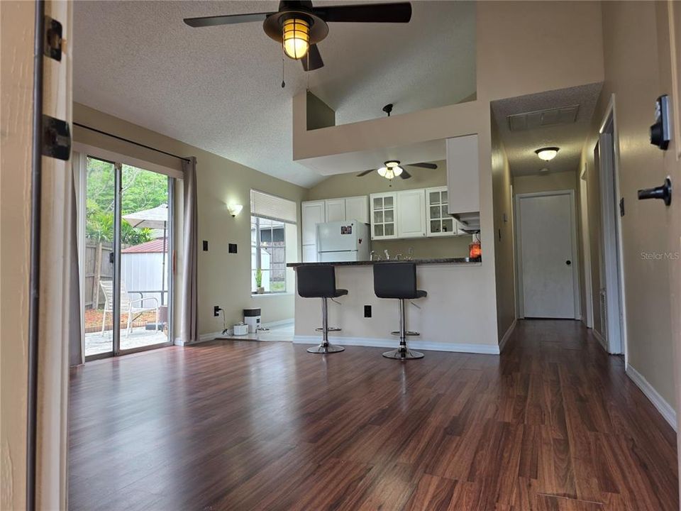 For Rent: $1,800 (2 beds, 1 baths, 1069 Square Feet)