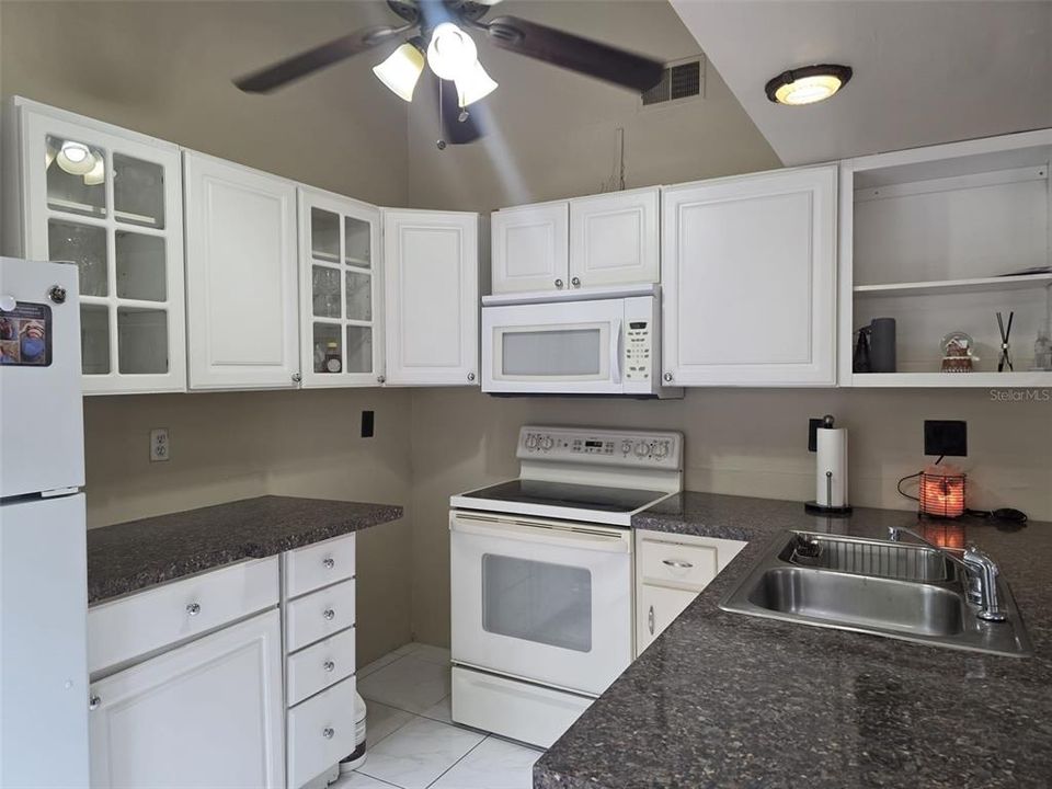 For Rent: $1,800 (2 beds, 1 baths, 1069 Square Feet)