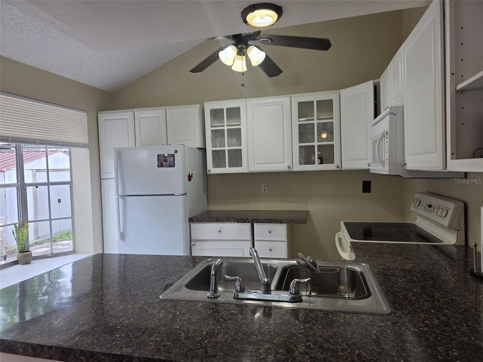 For Rent: $1,800 (2 beds, 1 baths, 1069 Square Feet)