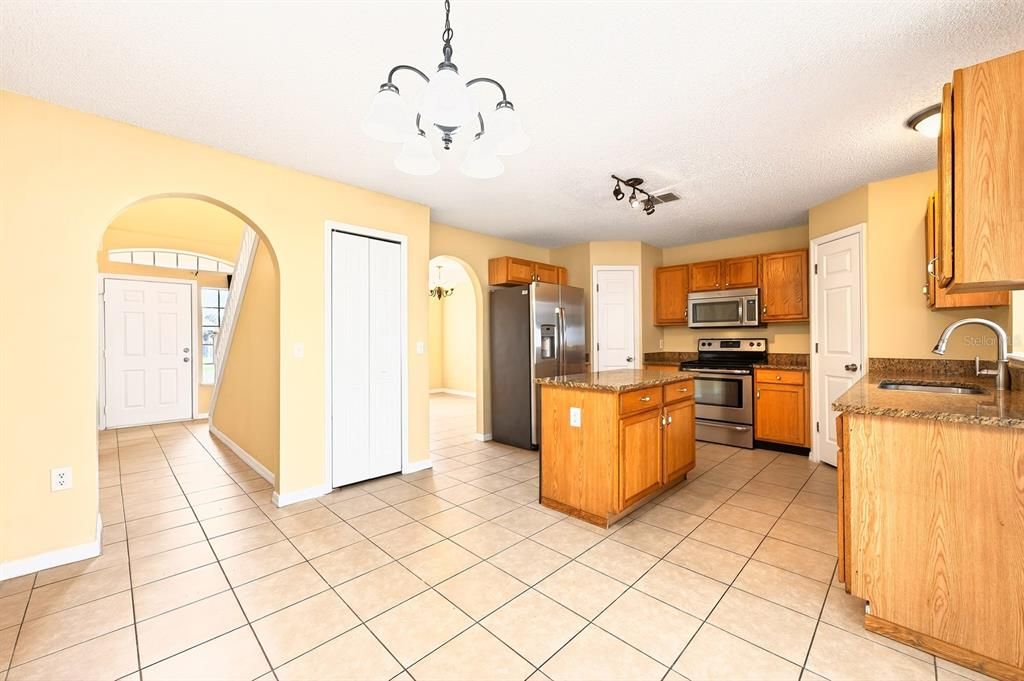 En Venta: $374,900 (4 camas, 2 baños, 2240 Pies cuadrados)