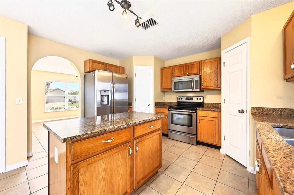 En Venta: $374,900 (4 camas, 2 baños, 2240 Pies cuadrados)