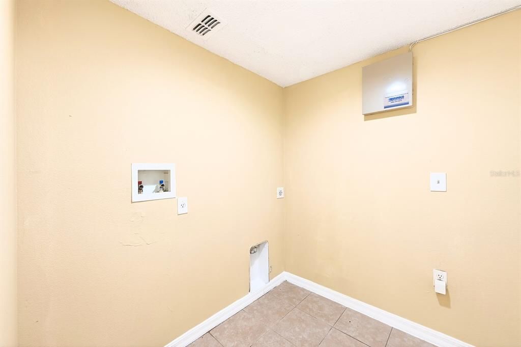 En Venta: $374,900 (4 camas, 2 baños, 2240 Pies cuadrados)