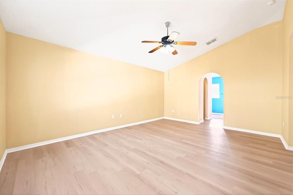 En Venta: $374,900 (4 camas, 2 baños, 2240 Pies cuadrados)