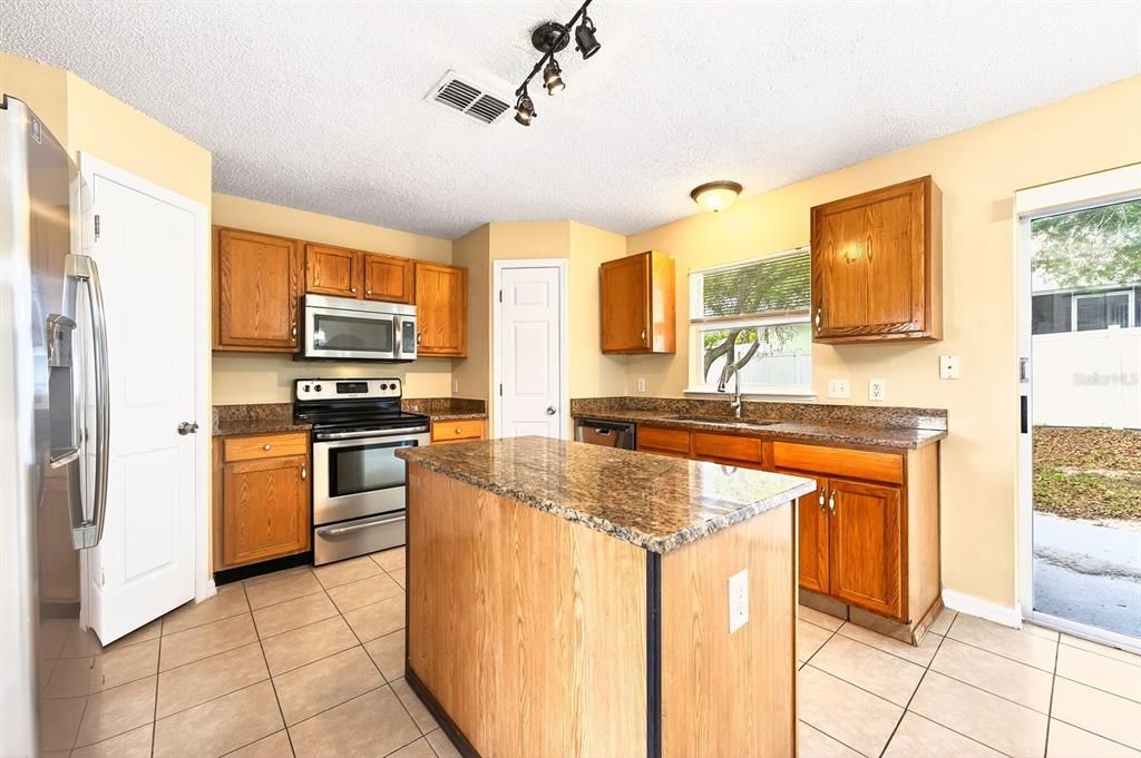 En Venta: $374,900 (4 camas, 2 baños, 2240 Pies cuadrados)