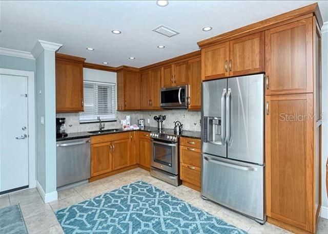For Sale: $595,500 (1 beds, 1 baths, 816 Square Feet)