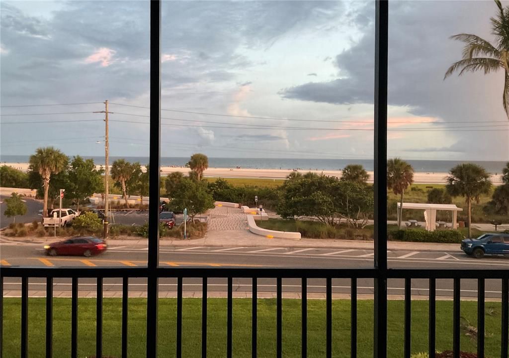 For Sale: $595,500 (1 beds, 1 baths, 816 Square Feet)