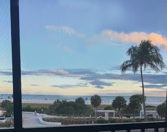 For Sale: $595,500 (1 beds, 1 baths, 816 Square Feet)