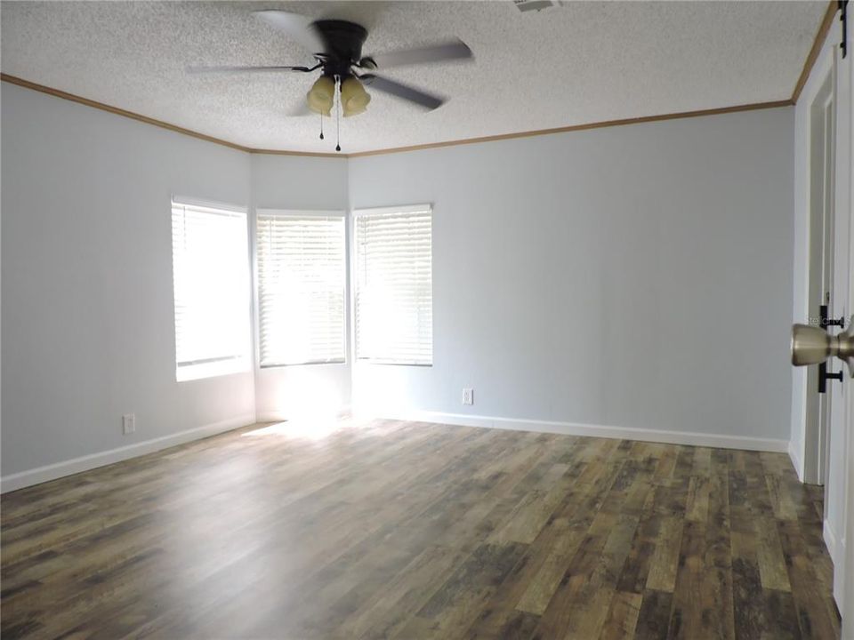 For Sale: $349,000 (3 beds, 2 baths, 1716 Square Feet)