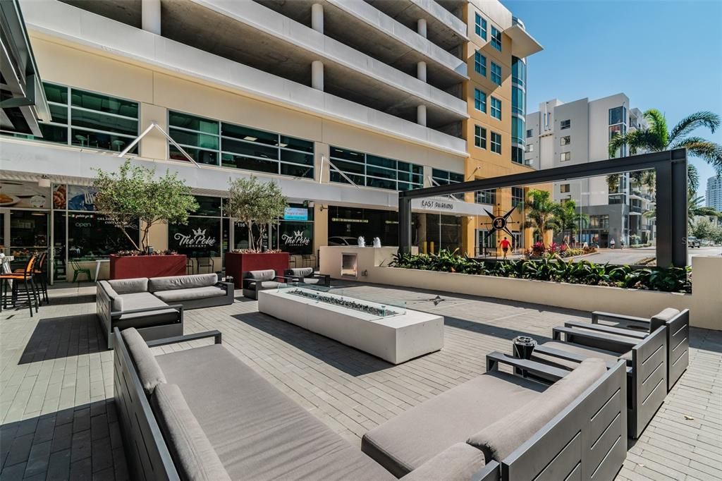 Active With Contract: $2,699 (2 beds, 1 baths, 1050 Square Feet)