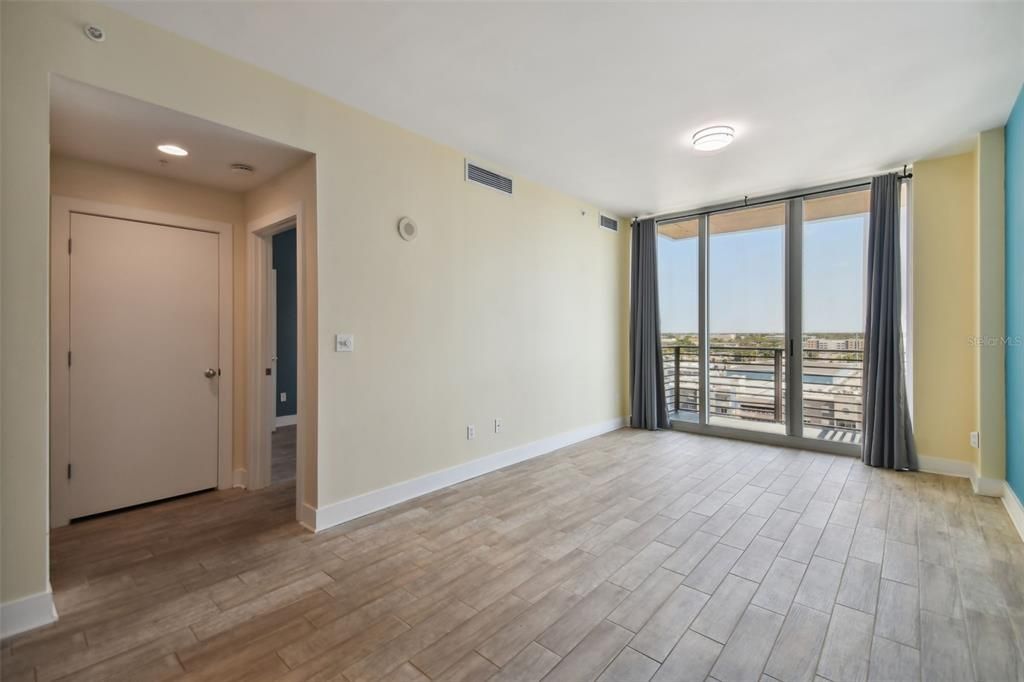 Active With Contract: $2,699 (2 beds, 1 baths, 1050 Square Feet)