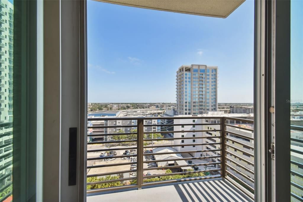 Active With Contract: $2,699 (2 beds, 1 baths, 1050 Square Feet)