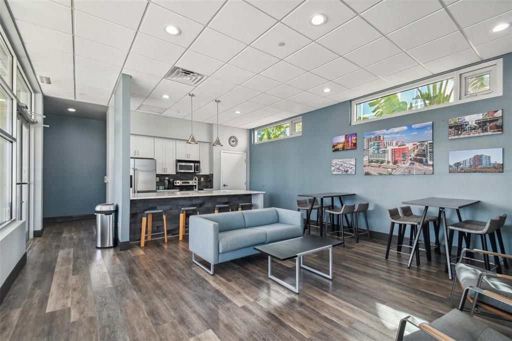 Active With Contract: $2,699 (2 beds, 1 baths, 1050 Square Feet)