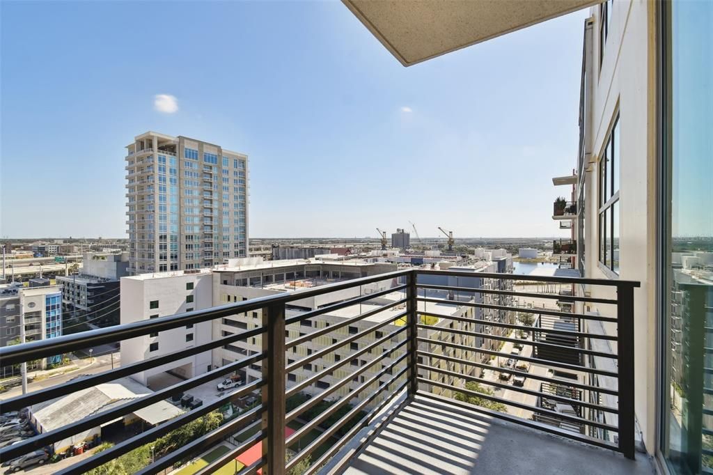 Active With Contract: $2,699 (2 beds, 1 baths, 1050 Square Feet)