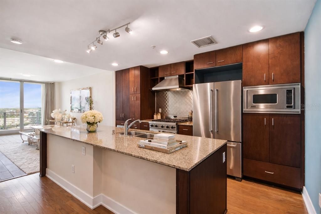 Active With Contract: $2,699 (2 beds, 1 baths, 1050 Square Feet)