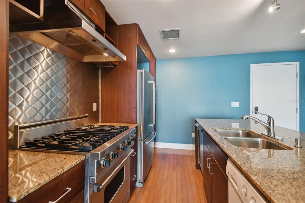 Active With Contract: $2,699 (2 beds, 1 baths, 1050 Square Feet)