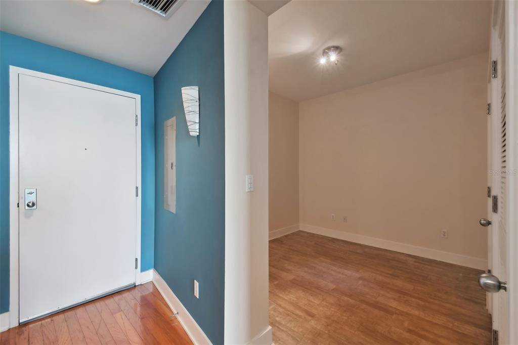 Active With Contract: $2,699 (2 beds, 1 baths, 1050 Square Feet)