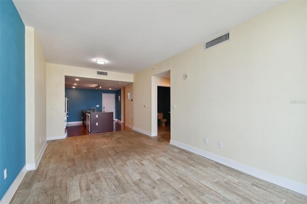 Active With Contract: $2,699 (2 beds, 1 baths, 1050 Square Feet)