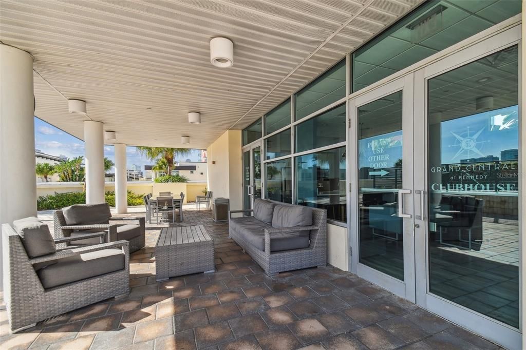 Active With Contract: $2,699 (2 beds, 1 baths, 1050 Square Feet)