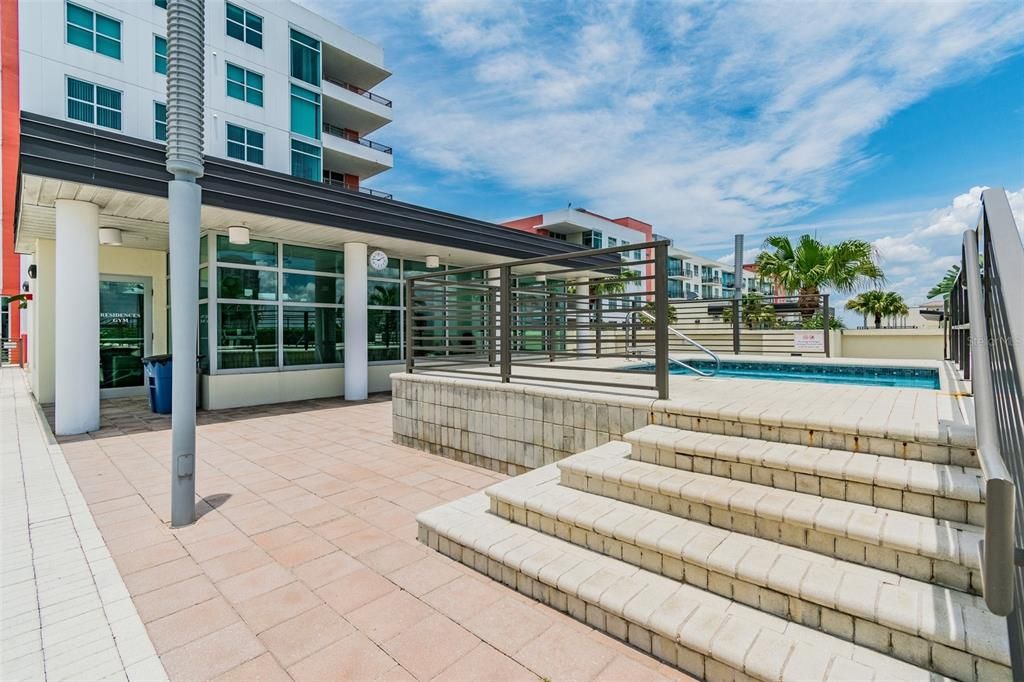 Active With Contract: $2,699 (2 beds, 1 baths, 1050 Square Feet)