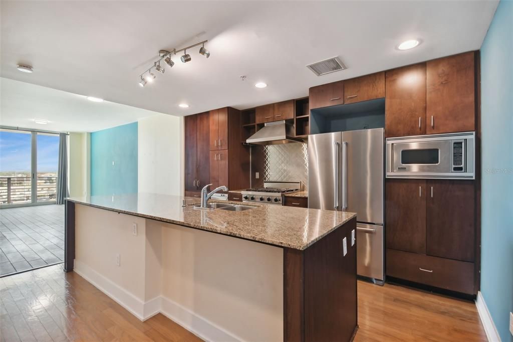 Active With Contract: $2,699 (2 beds, 1 baths, 1050 Square Feet)