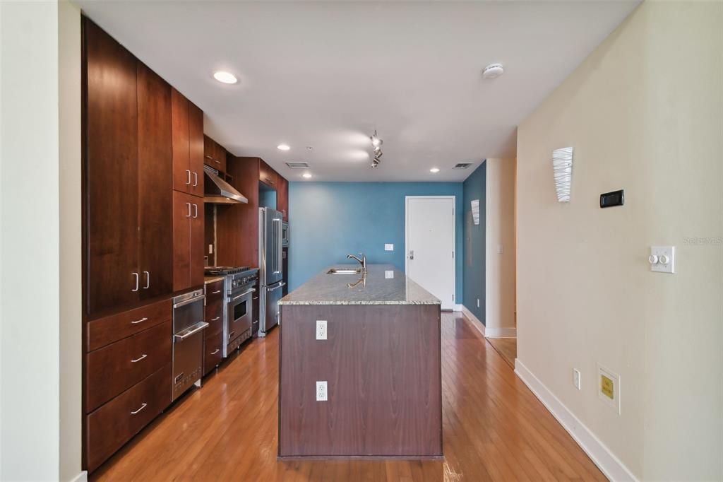 Active With Contract: $2,699 (2 beds, 1 baths, 1050 Square Feet)