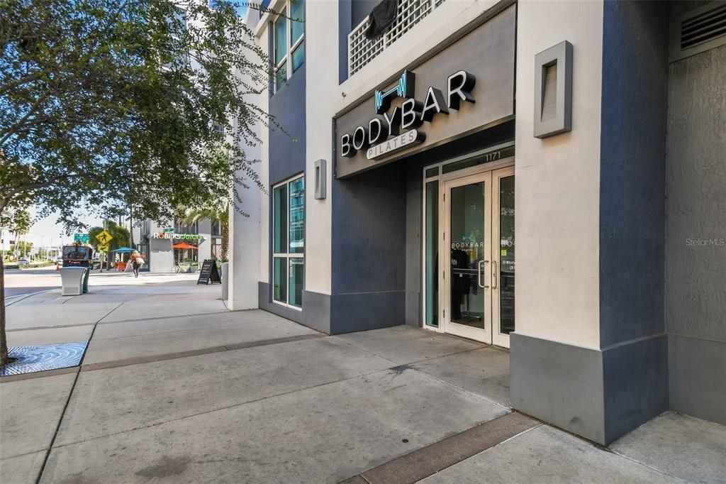 Active With Contract: $2,699 (2 beds, 1 baths, 1050 Square Feet)