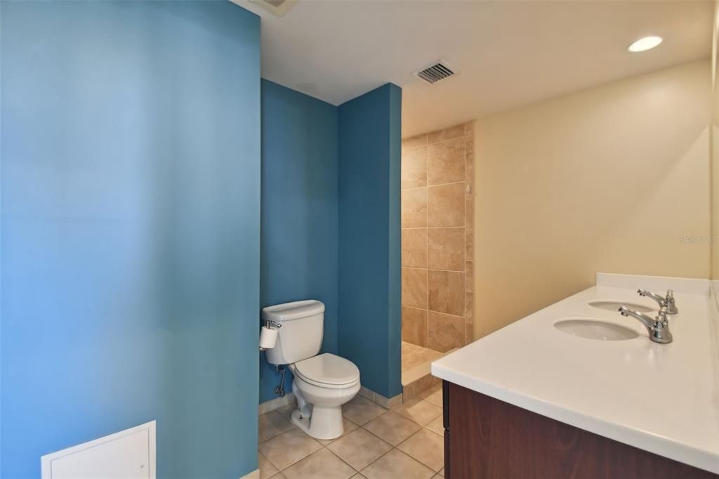 Active With Contract: $2,699 (2 beds, 1 baths, 1050 Square Feet)