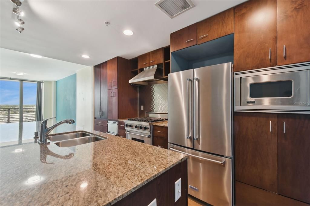 Active With Contract: $2,699 (2 beds, 1 baths, 1050 Square Feet)