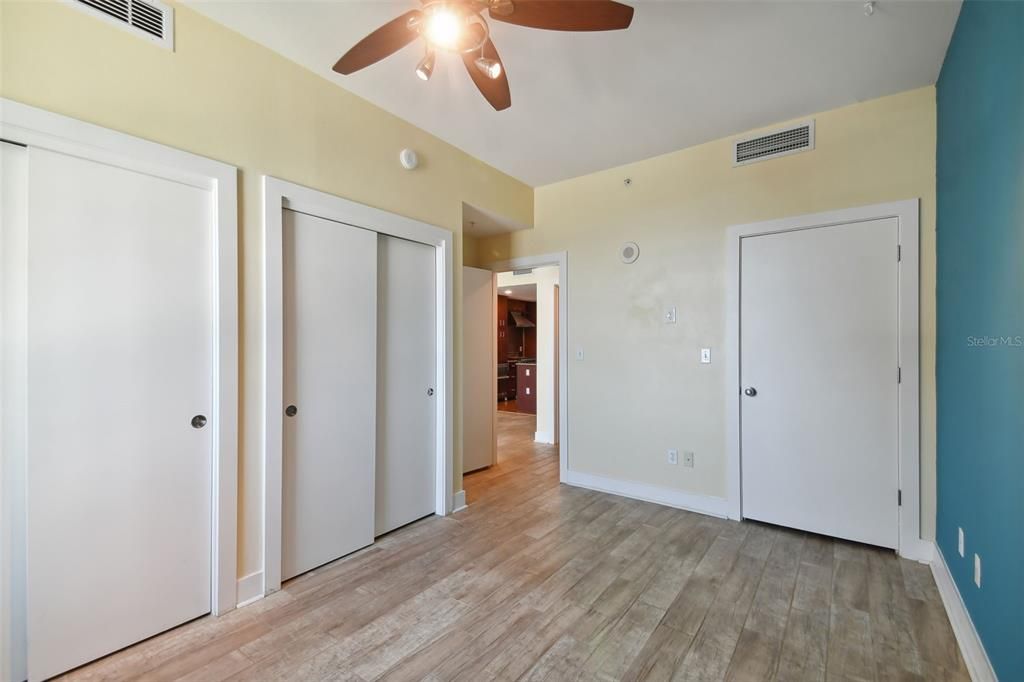 Active With Contract: $2,699 (2 beds, 1 baths, 1050 Square Feet)