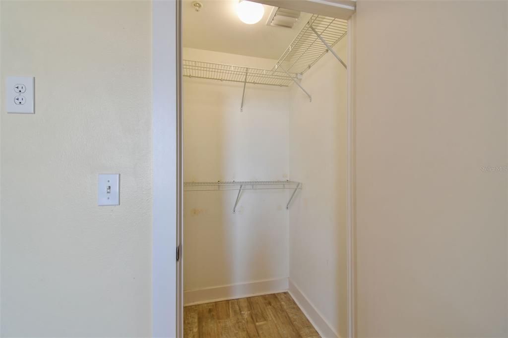 Active With Contract: $2,699 (2 beds, 1 baths, 1050 Square Feet)