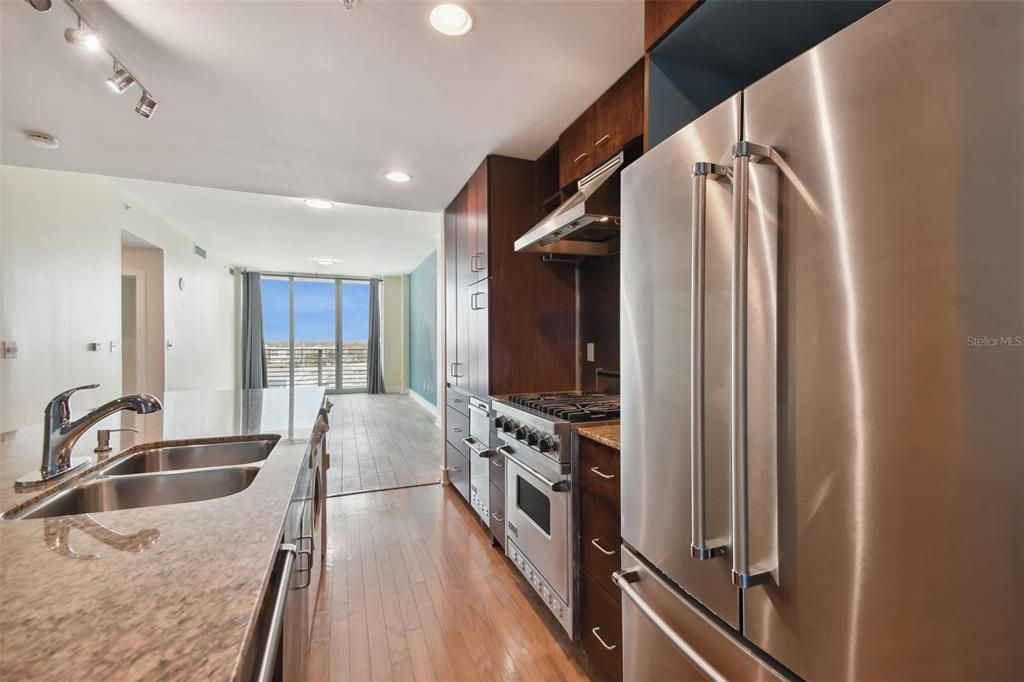 Active With Contract: $2,699 (2 beds, 1 baths, 1050 Square Feet)