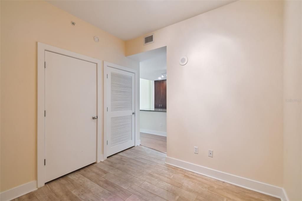 Active With Contract: $2,699 (2 beds, 1 baths, 1050 Square Feet)