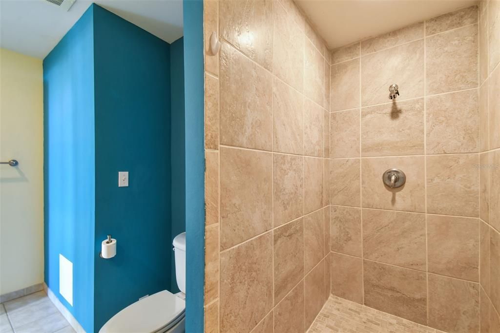 Active With Contract: $2,699 (2 beds, 1 baths, 1050 Square Feet)