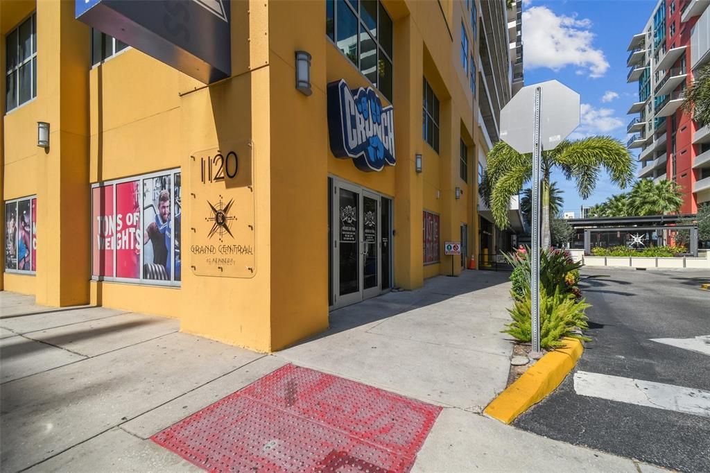 Active With Contract: $2,699 (2 beds, 1 baths, 1050 Square Feet)