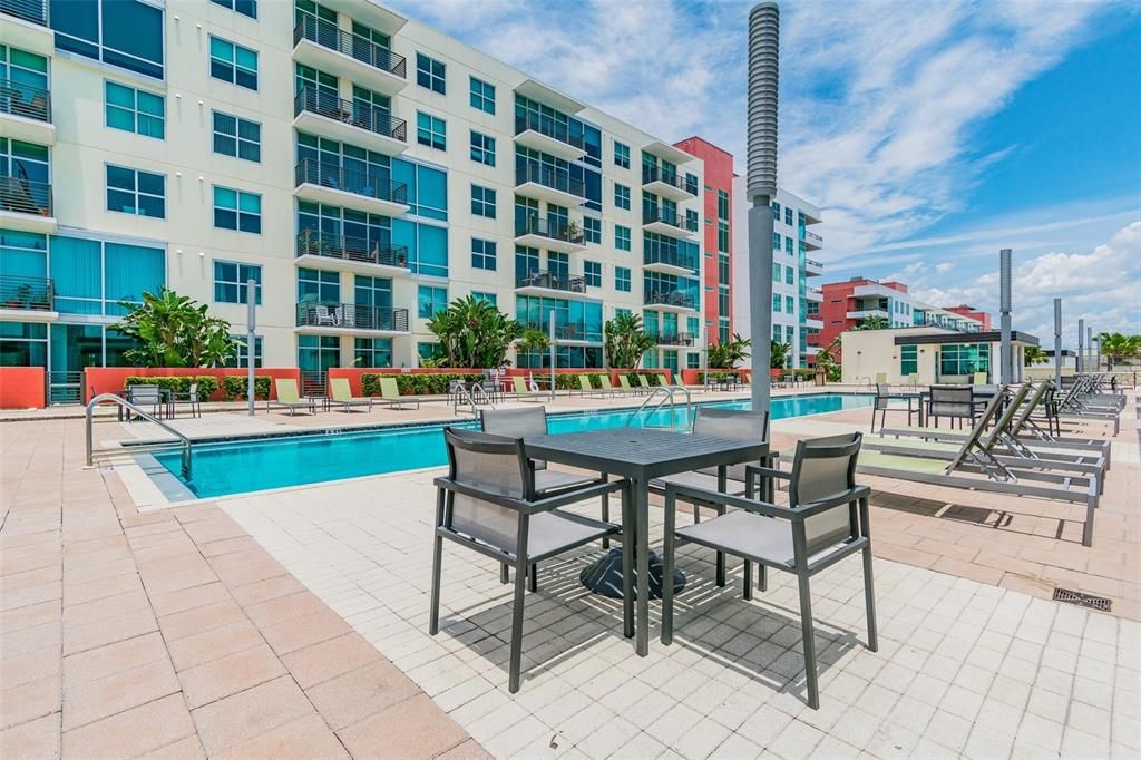 Active With Contract: $2,699 (2 beds, 1 baths, 1050 Square Feet)