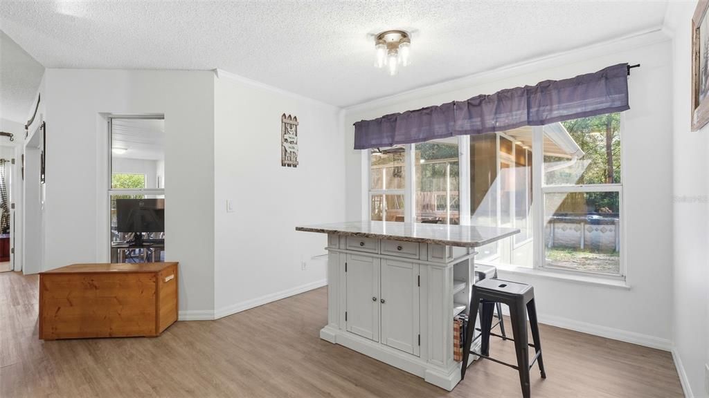 En Venta: $425,000 (4 camas, 2 baños, 2007 Pies cuadrados)