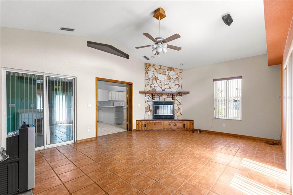 На продажу: $319,000 (2 спален, 2 ванн, 2167 Квадратных фут)