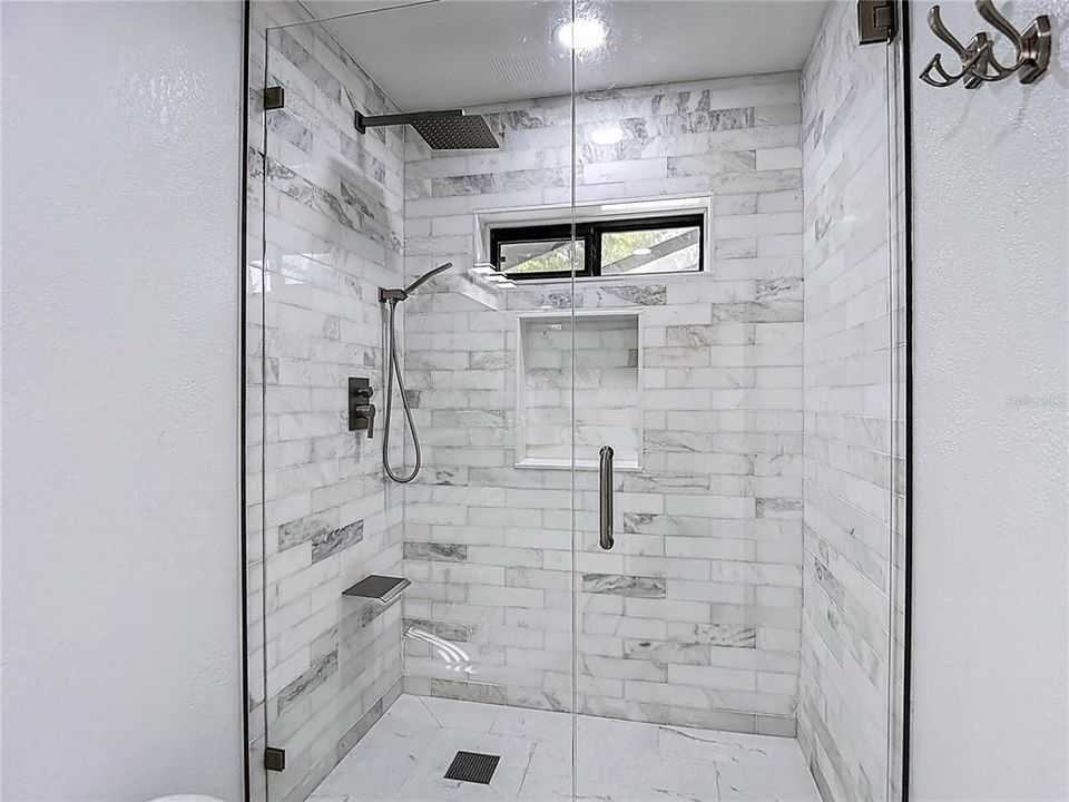 En Venta: $725,000 (4 camas, 3 baños, 2550 Pies cuadrados)
