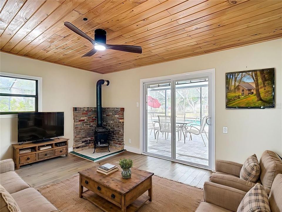 En Venta: $725,000 (4 camas, 3 baños, 2550 Pies cuadrados)