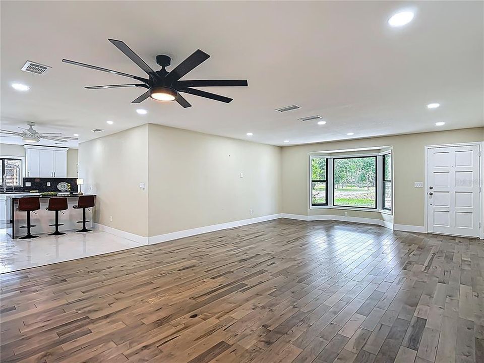 En Venta: $725,000 (4 camas, 3 baños, 2550 Pies cuadrados)